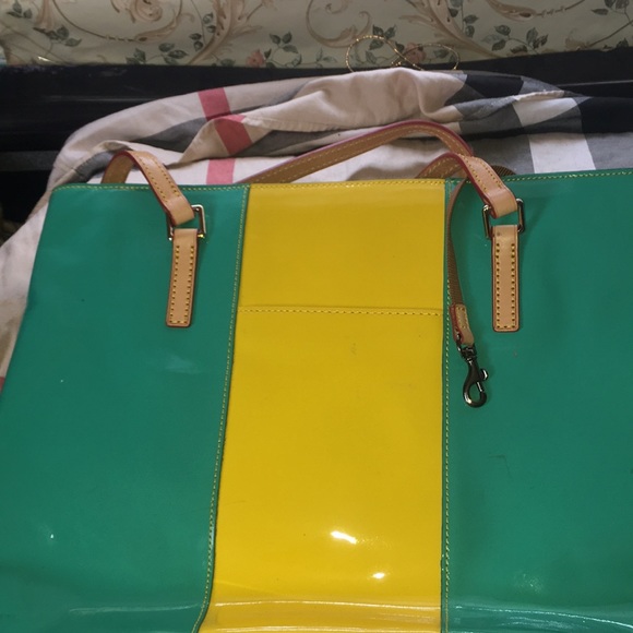 Dooney and Bourke patten leather and leather handle bag - Picture 5 of 9